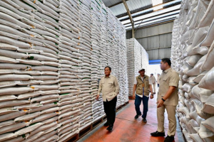 Presiden Prabowo Meninjau Gudang BULOG di wilayah Danurejo, Kabupaten Magelang, Jawa Tengah, Sabtu (18/4/2026)